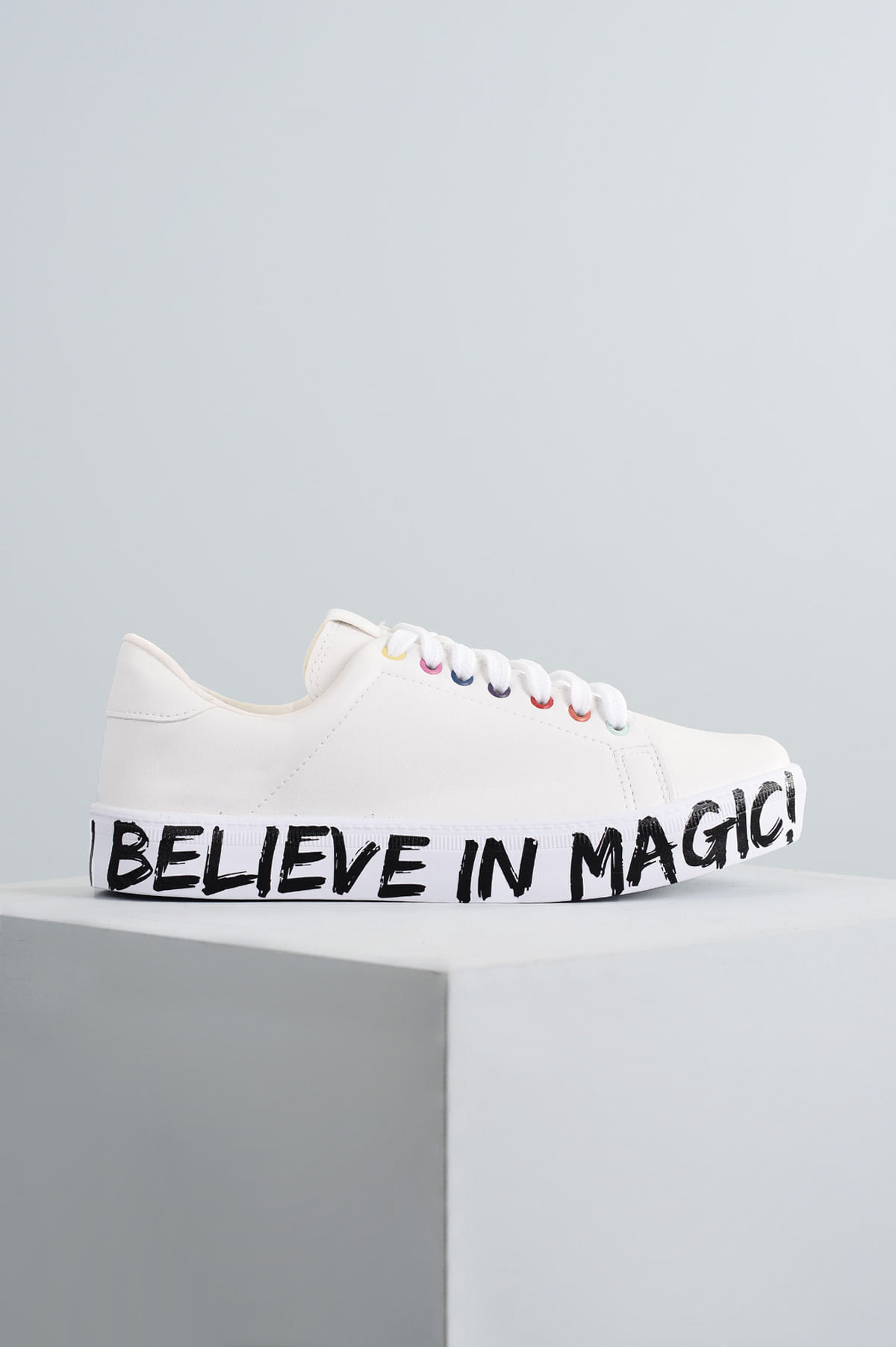 tenis branco escrito