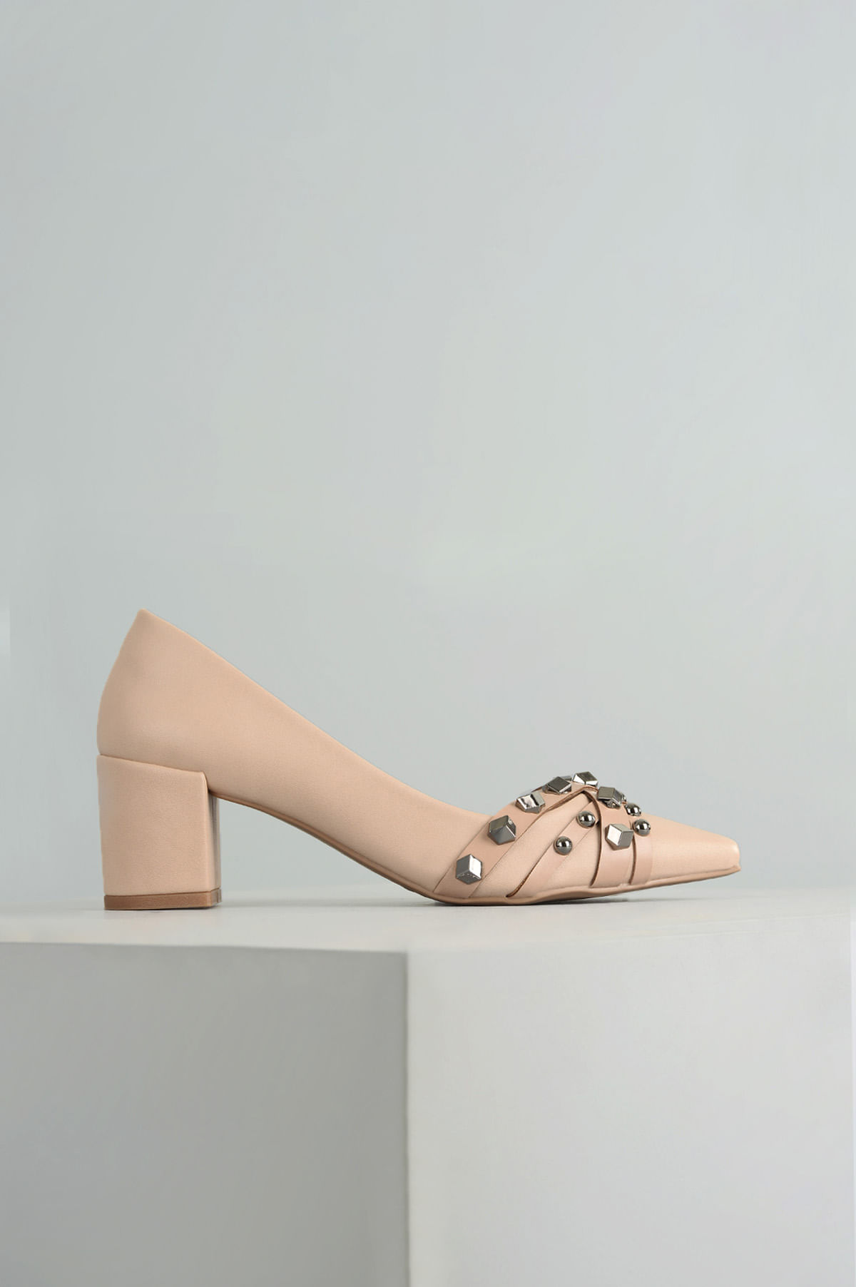 sapatos bege salto medio